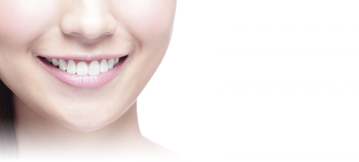 Девушка с белоснежными зубами