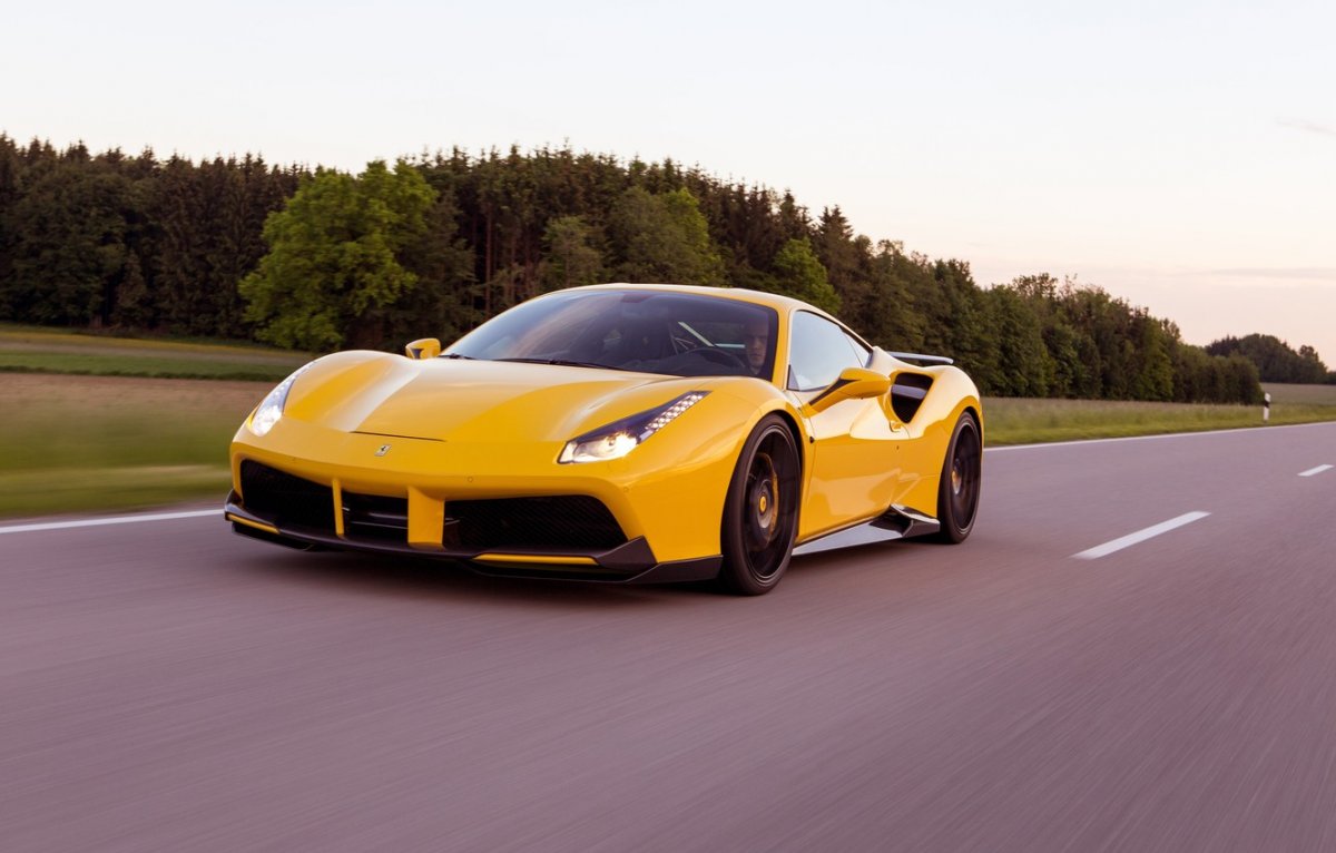 Ferrari 488 GTB желтая