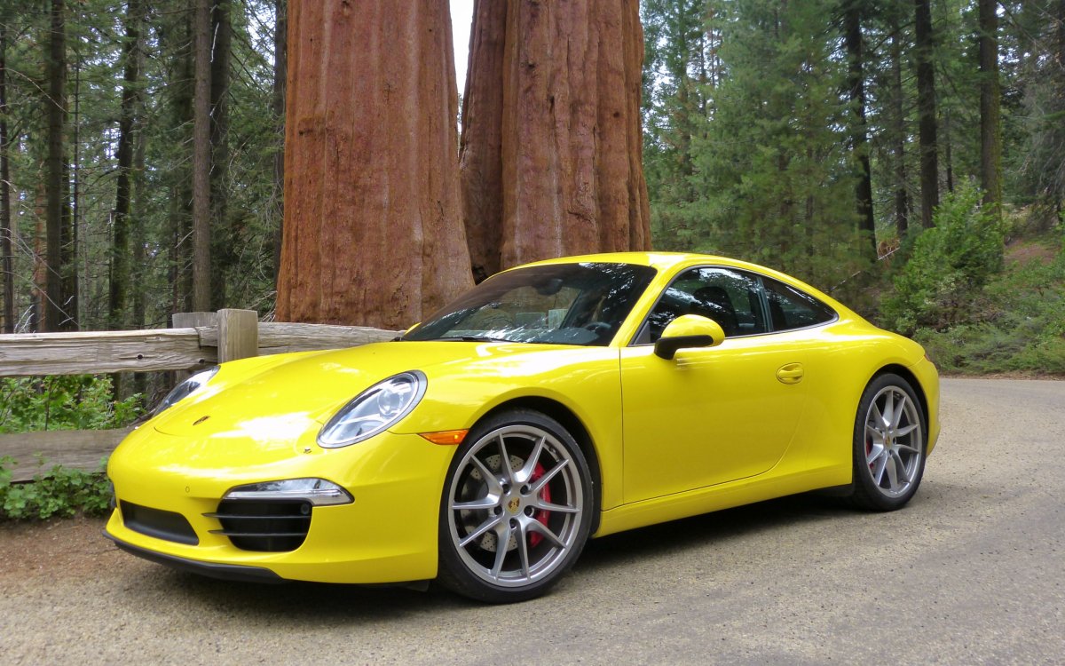 Porsche 911 желтый