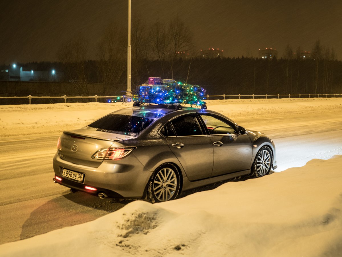 Новогодняя машина с елкой