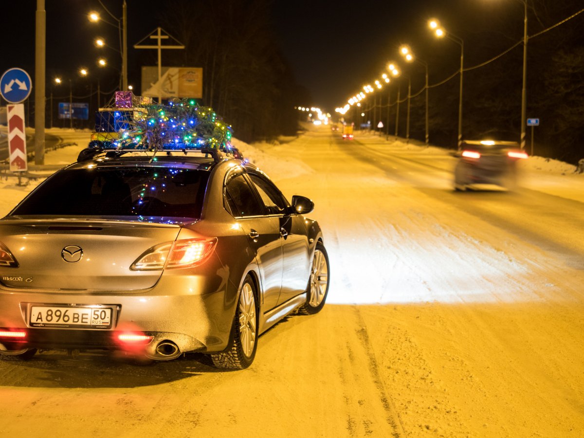 Машина с елкой