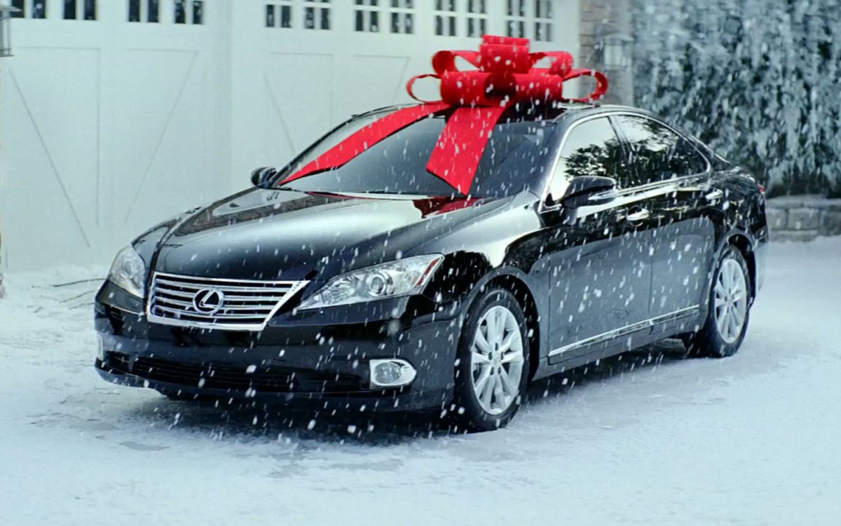 Машина с подарками зима