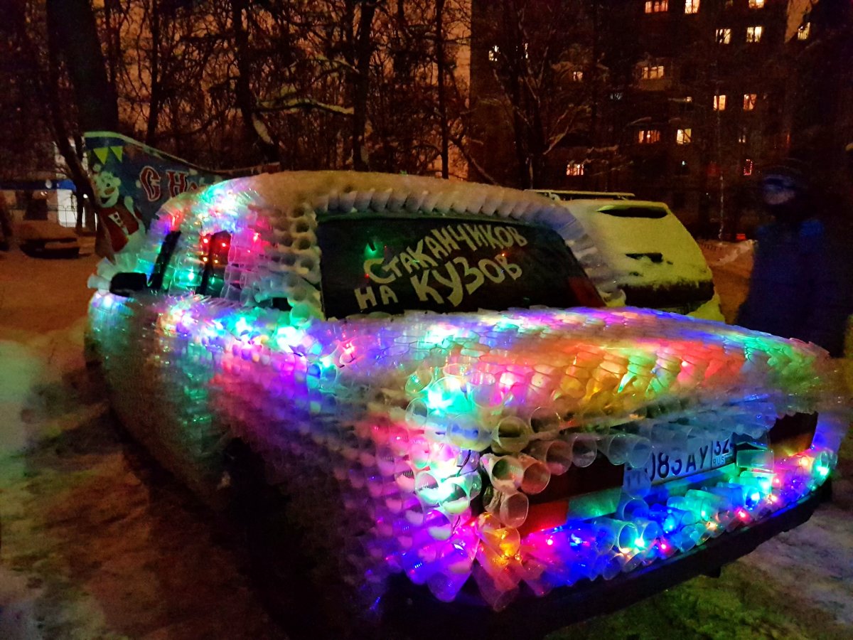 Машина украшенная гирляндой