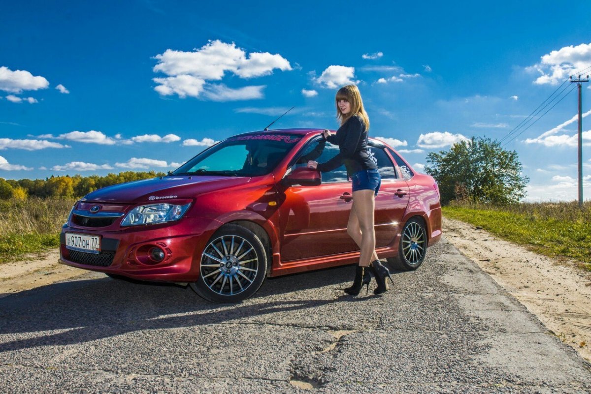 Лада Гранта лифтбек и девушки