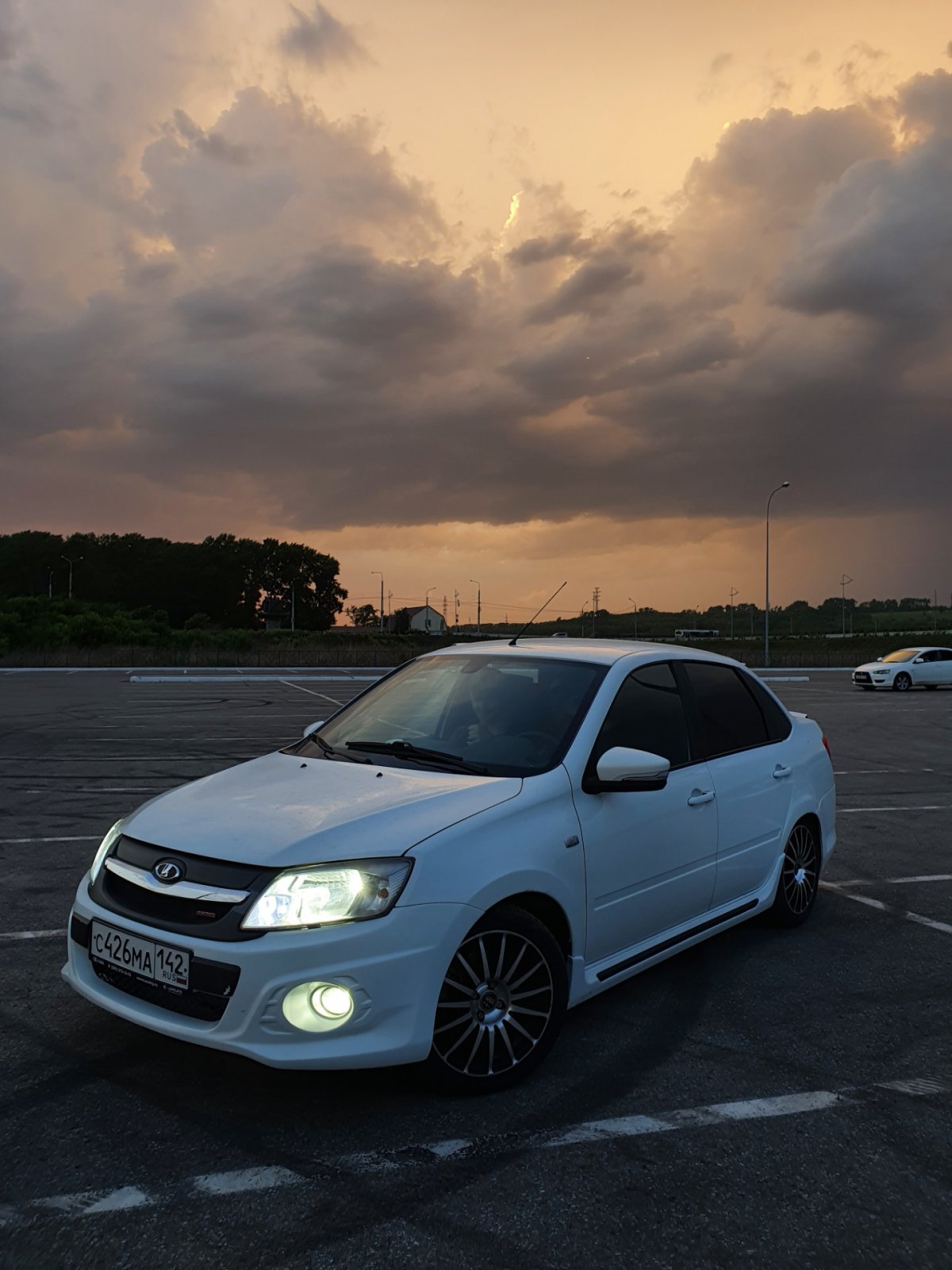 Лада Гранта спорт белая 123 регион