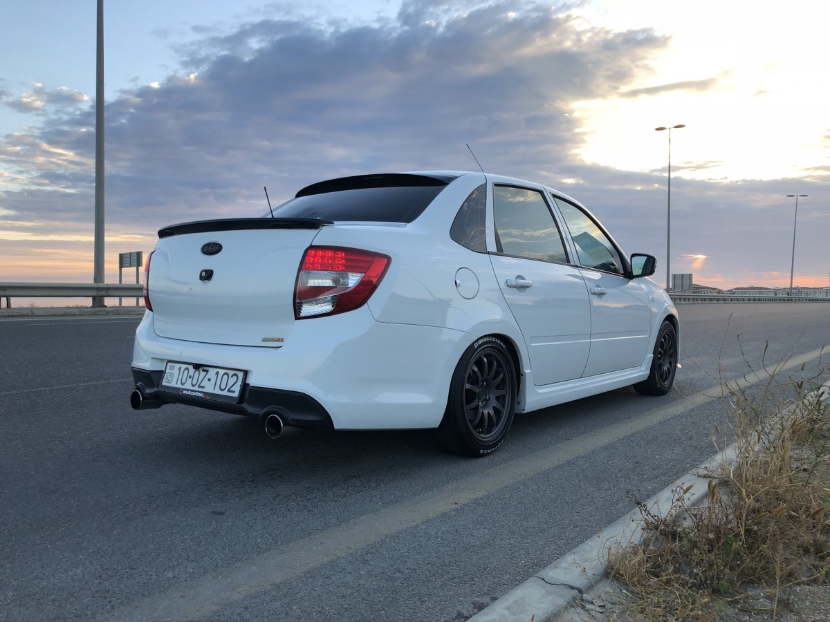 Лада Гранта спорт белая