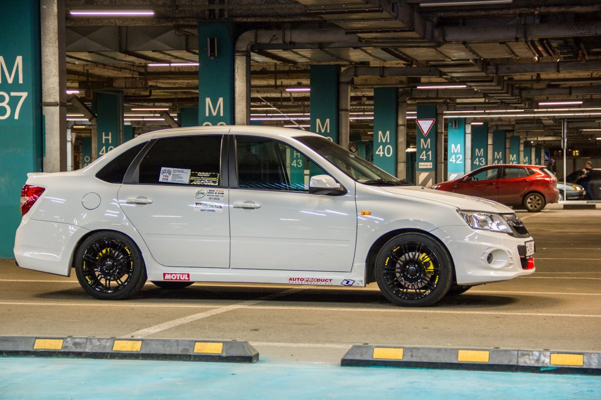 Лада Гранта спорт 2020 белая