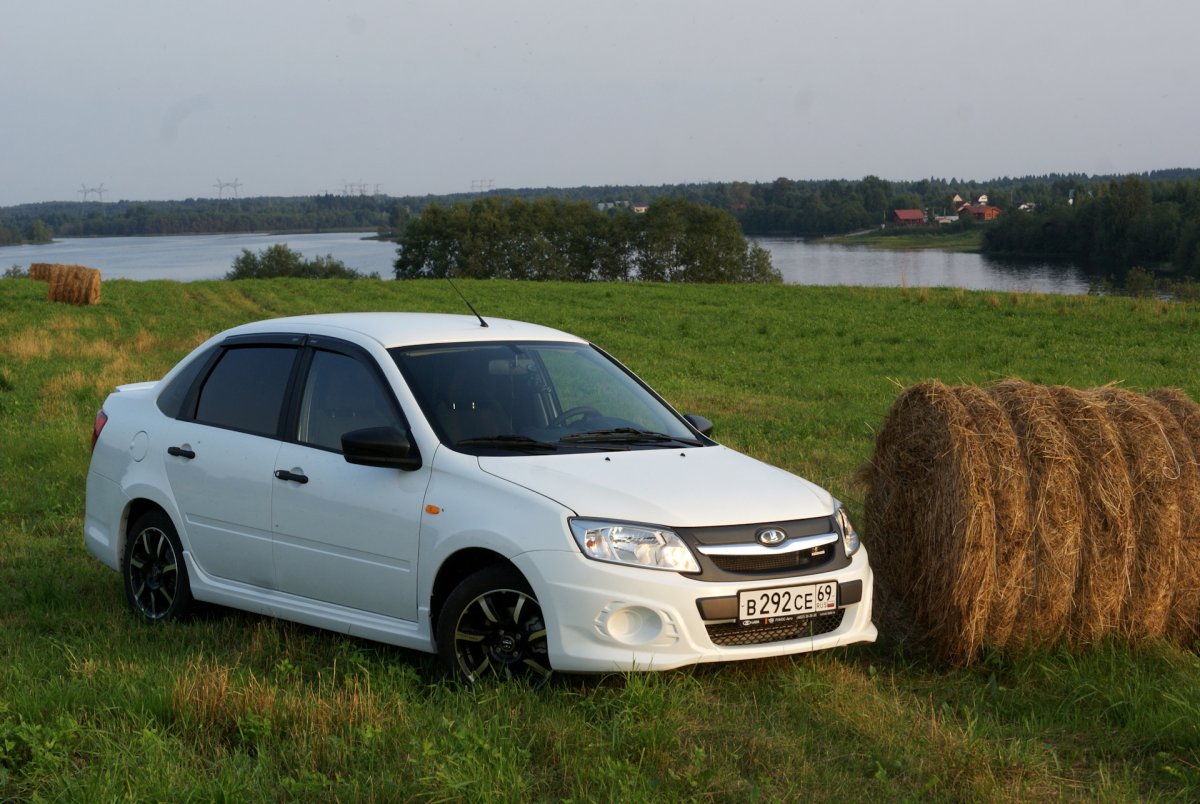 Lada Granta Drive Active белая