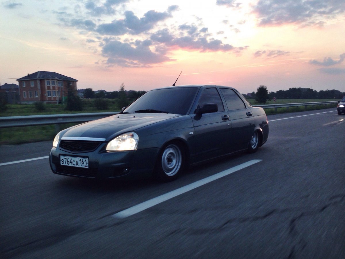 Лада Приора черная заниженная