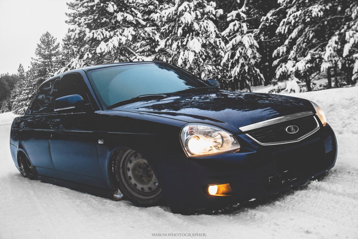 Черная Приора седан зимой