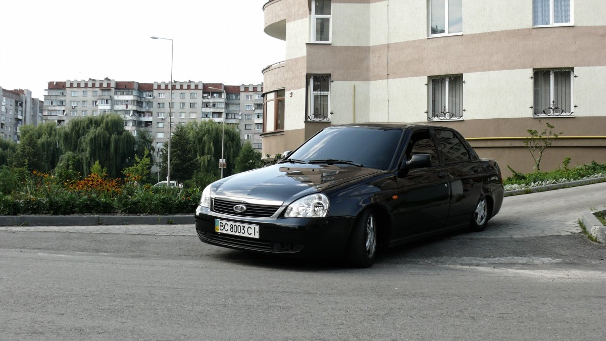 Приора 2 седан черная на дисках