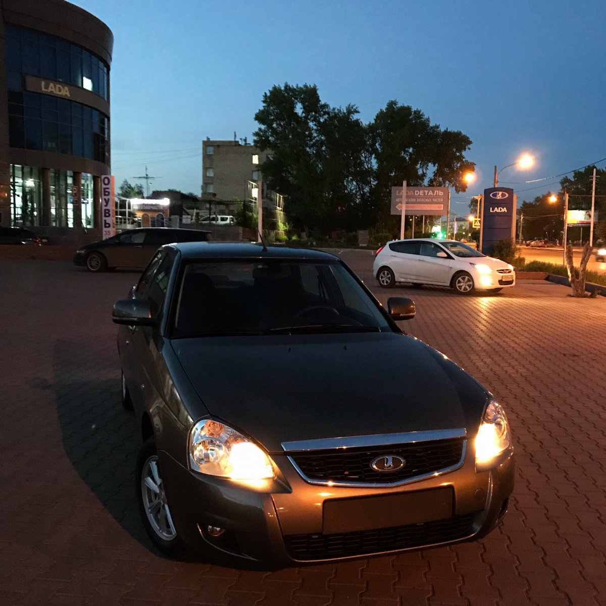 Девушка около Приоры