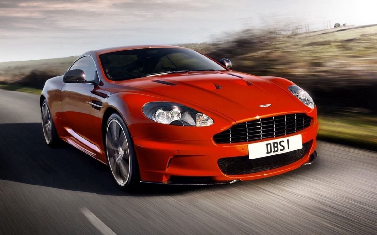 Красный спорткар Aston Martin DBS v12