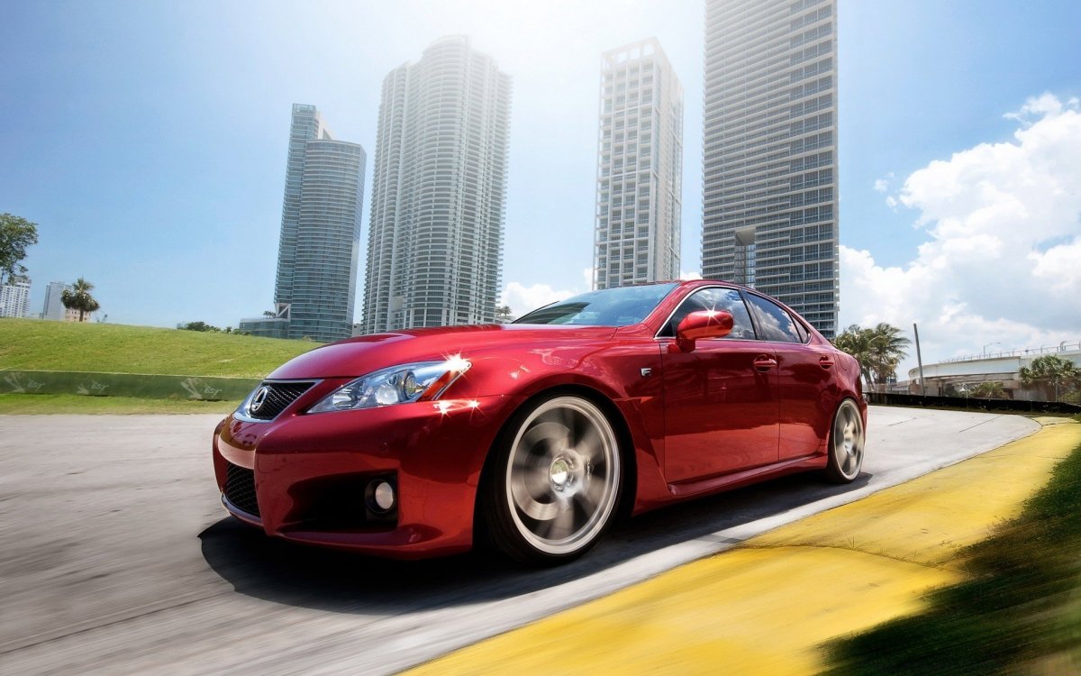 Красный автомобиль на дороге