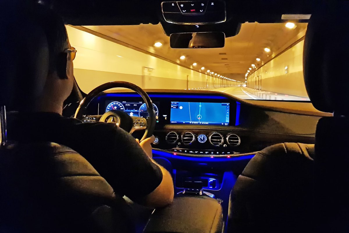 За рулем мерса ночью