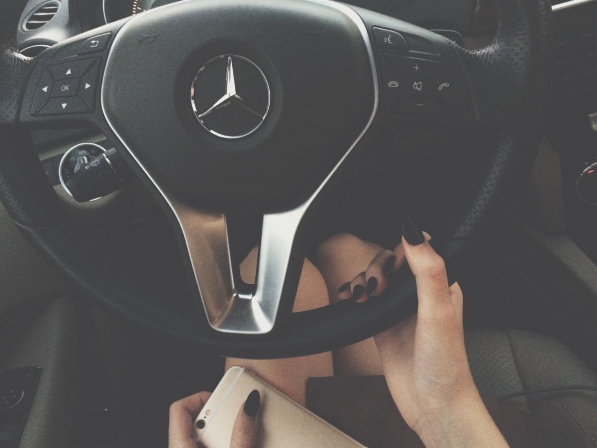 Девушка руль Мерседес