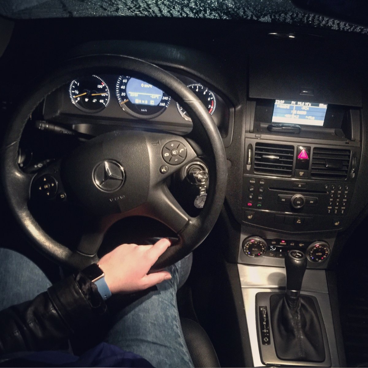 Девушка за рулем ночью