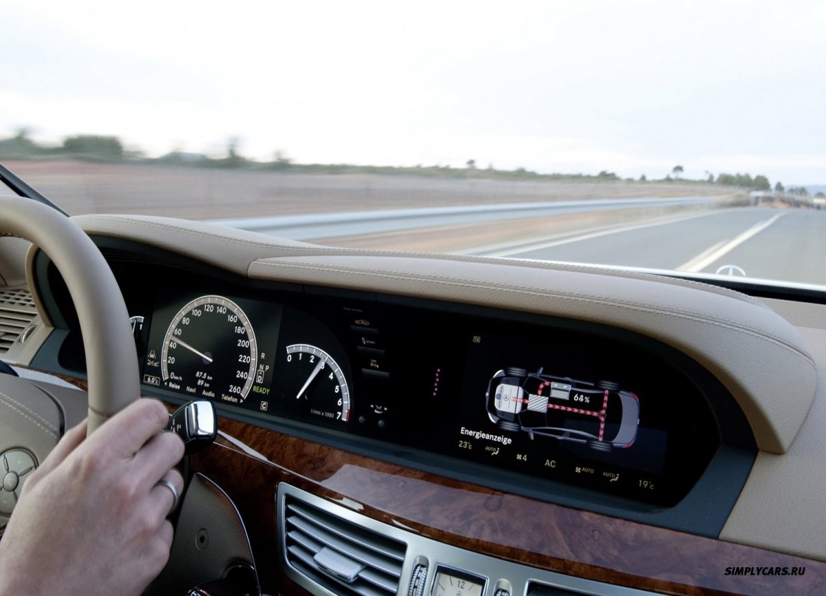 За рулем Мерседес е w 212