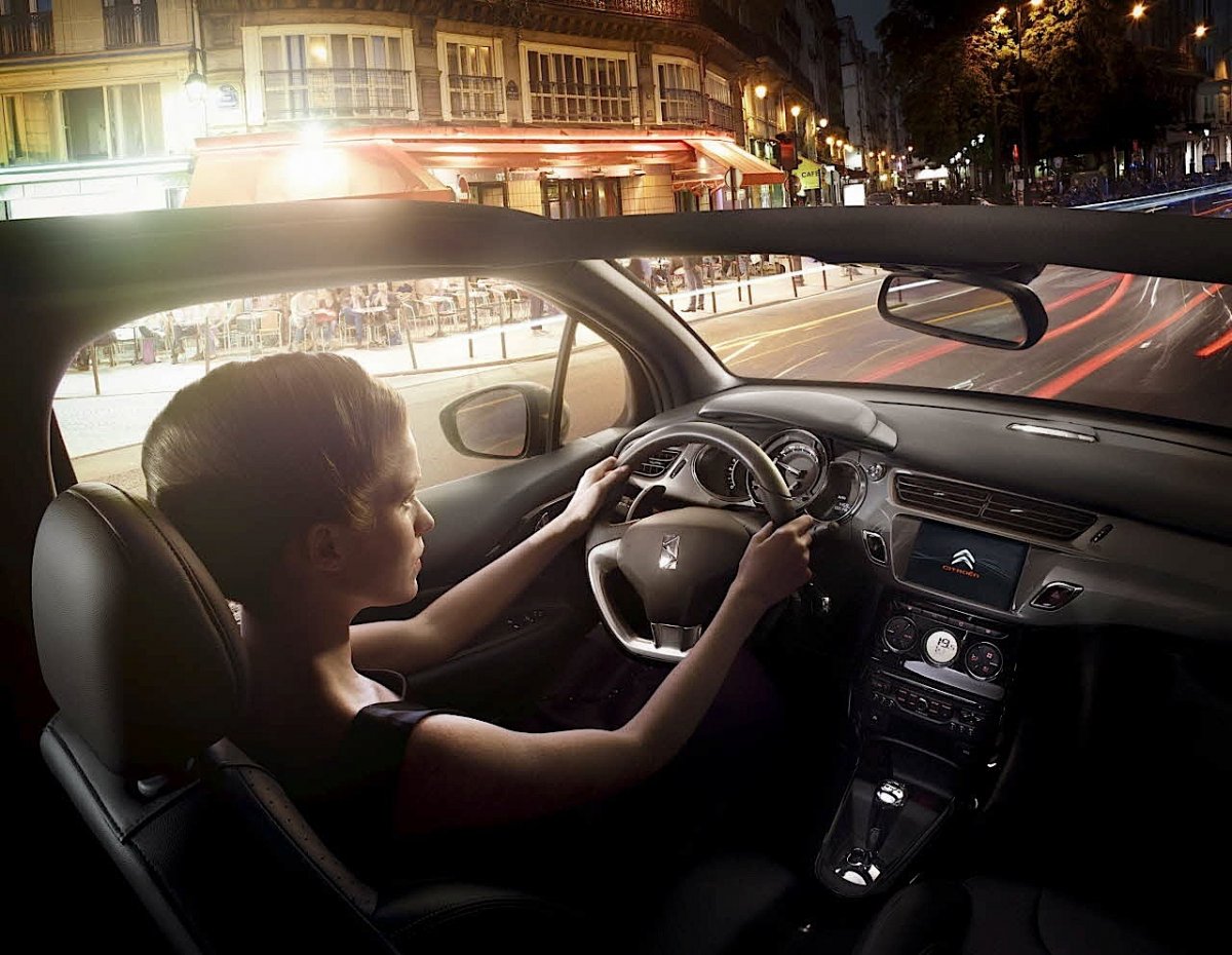 Девушка в машине за рулем