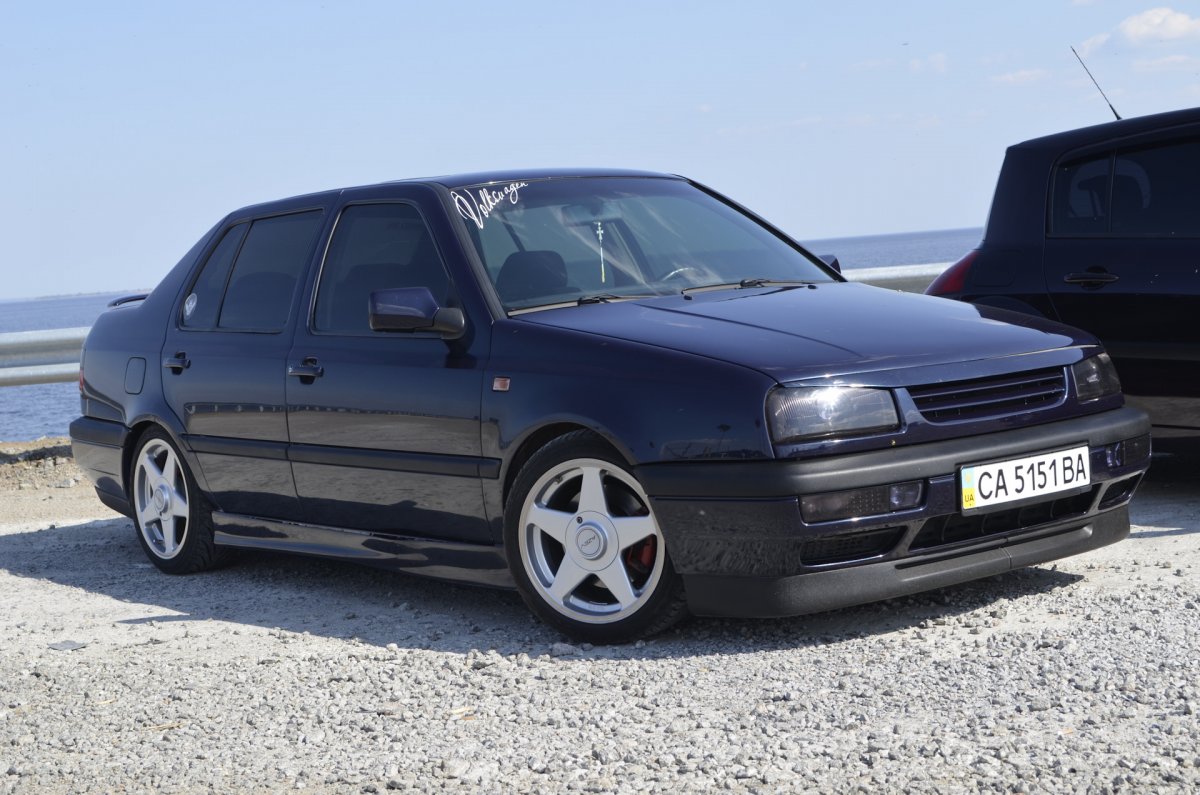Vento Volkswagen черная