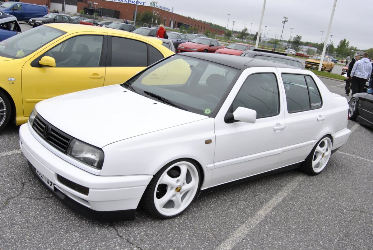 Фольксваген Венто белый