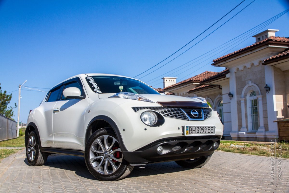 Красный Nissan Juke r18