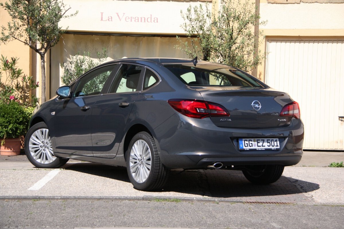 Opel Astra h sedan