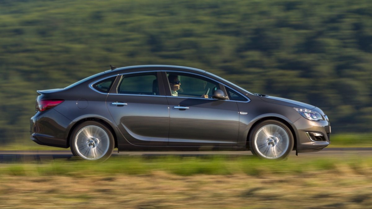 Опель Астра седан 2013