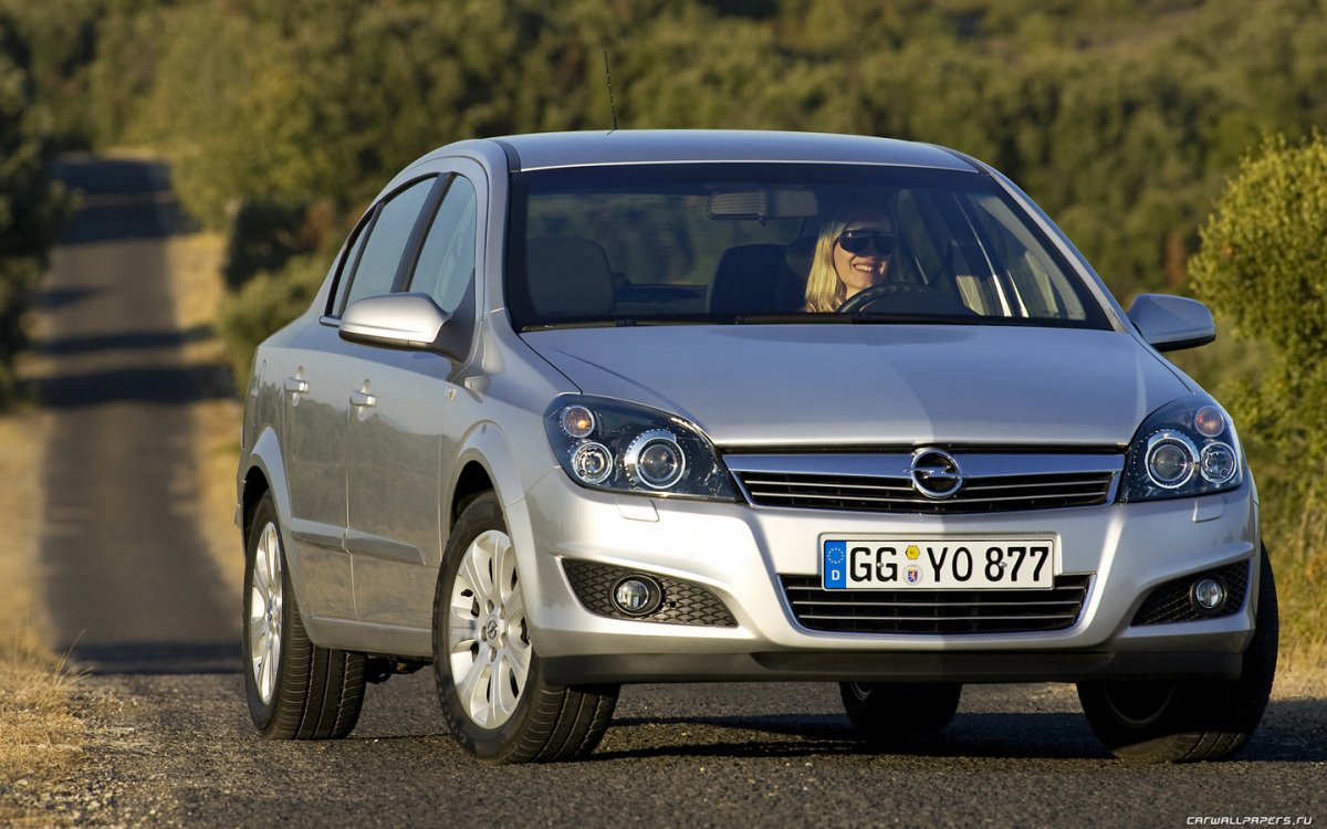 Opel Astra седан 2013