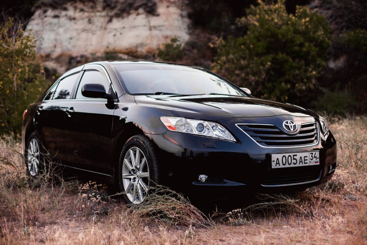 Тойота Камри черная