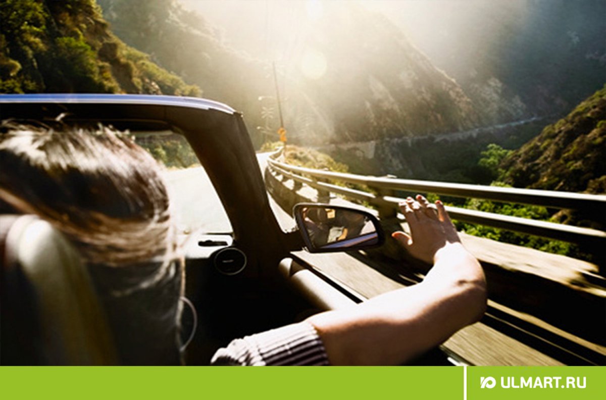 Девушка едет на машине