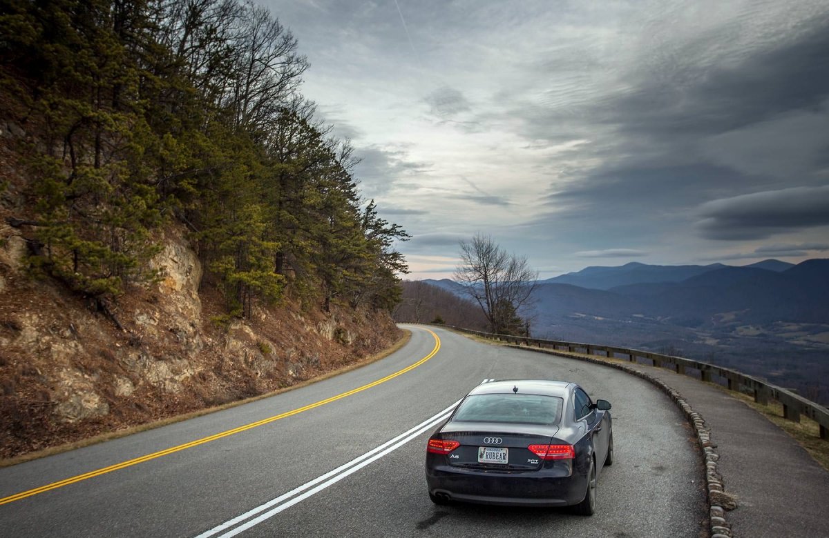 Машина на дороге