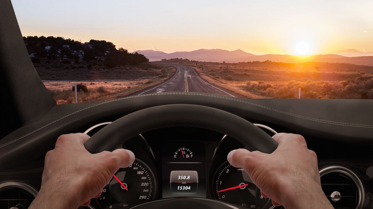 Вид из машины на дорогу