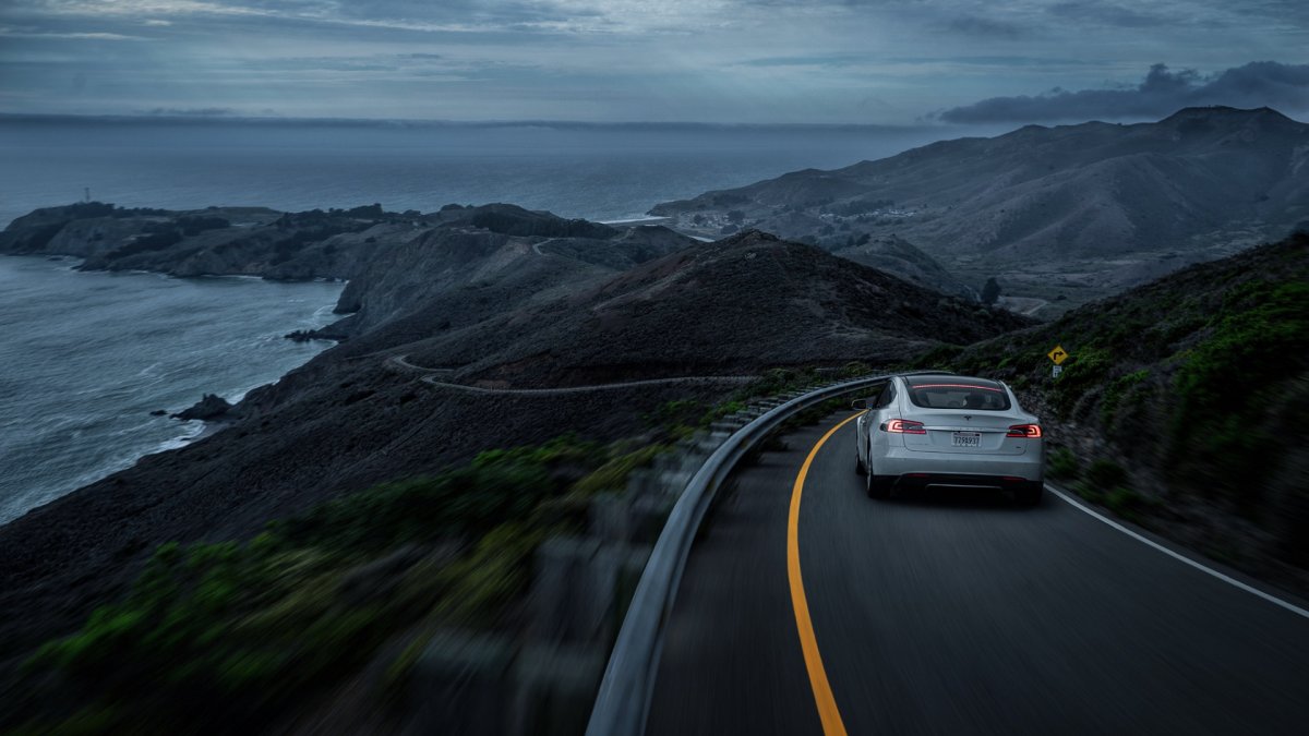 Машина на дороге