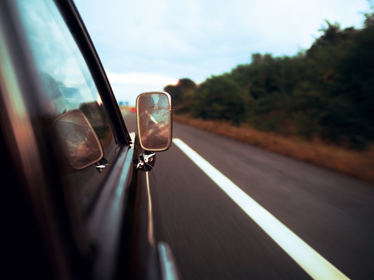 Едет по дороге