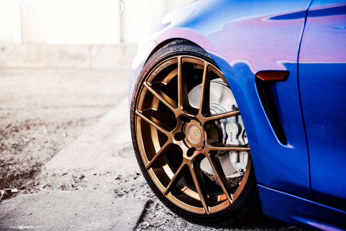 Бронзовые диски на синей машине