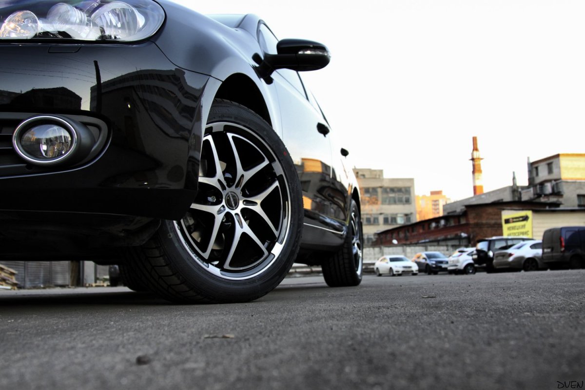 Машины на дисках осень