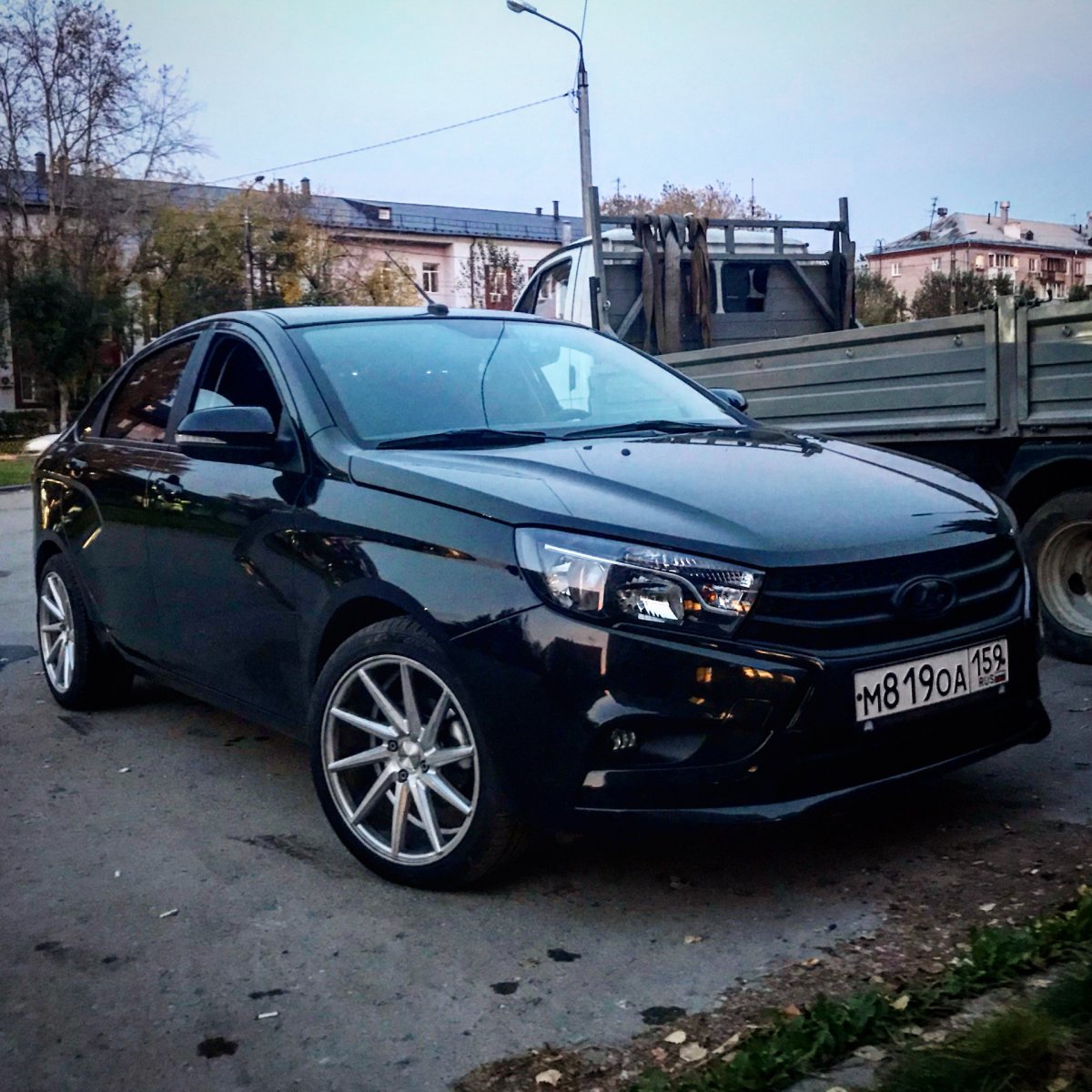 Черная Лада Веста r17