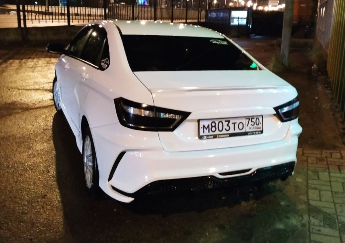 Лада Веста белая тюнинговая