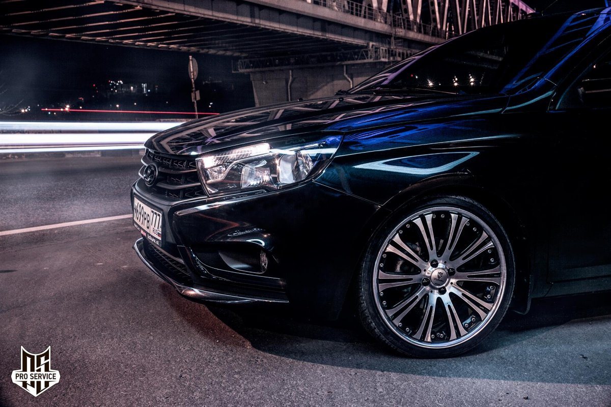 Черная тюнингованная Лада Веста