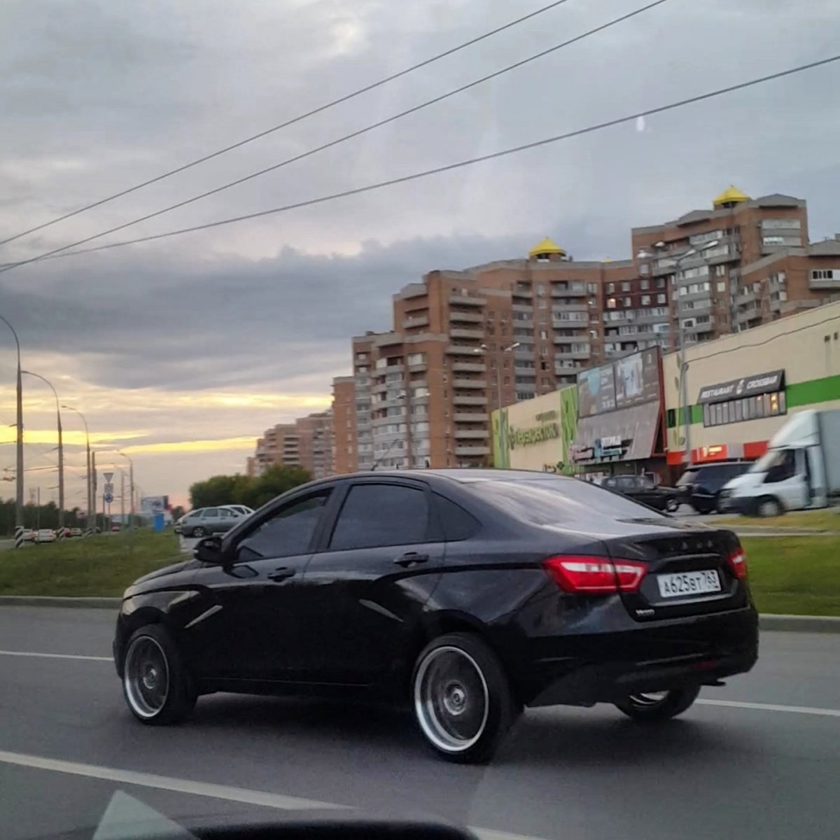 Лада Веста черная тонированная седан на r17