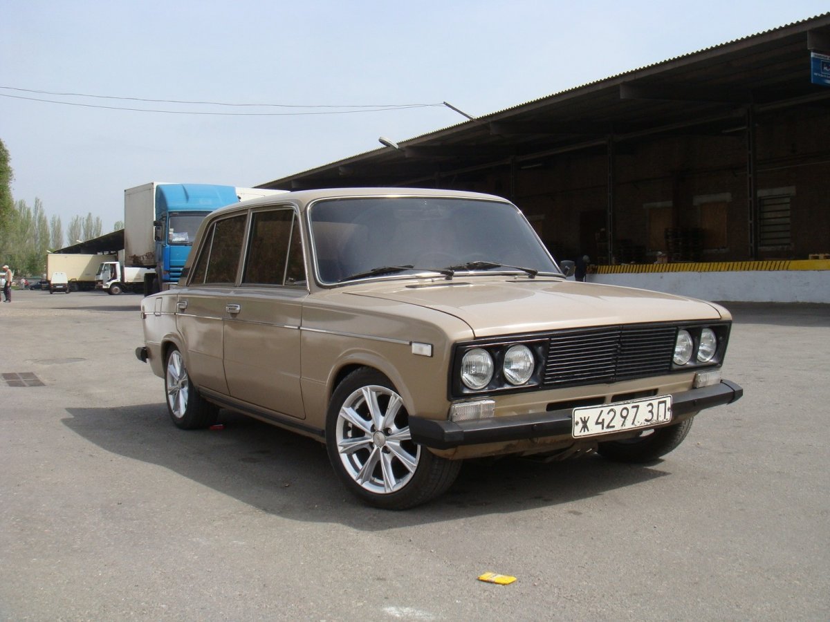 ВАЗ 2106 кофейного цвета