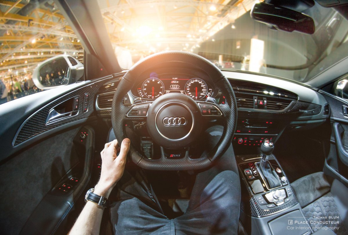 Парень за рулем Ауди