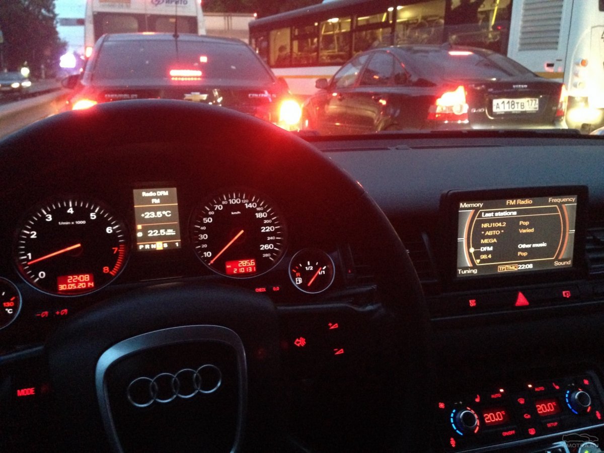 Девушка за рулем Audi