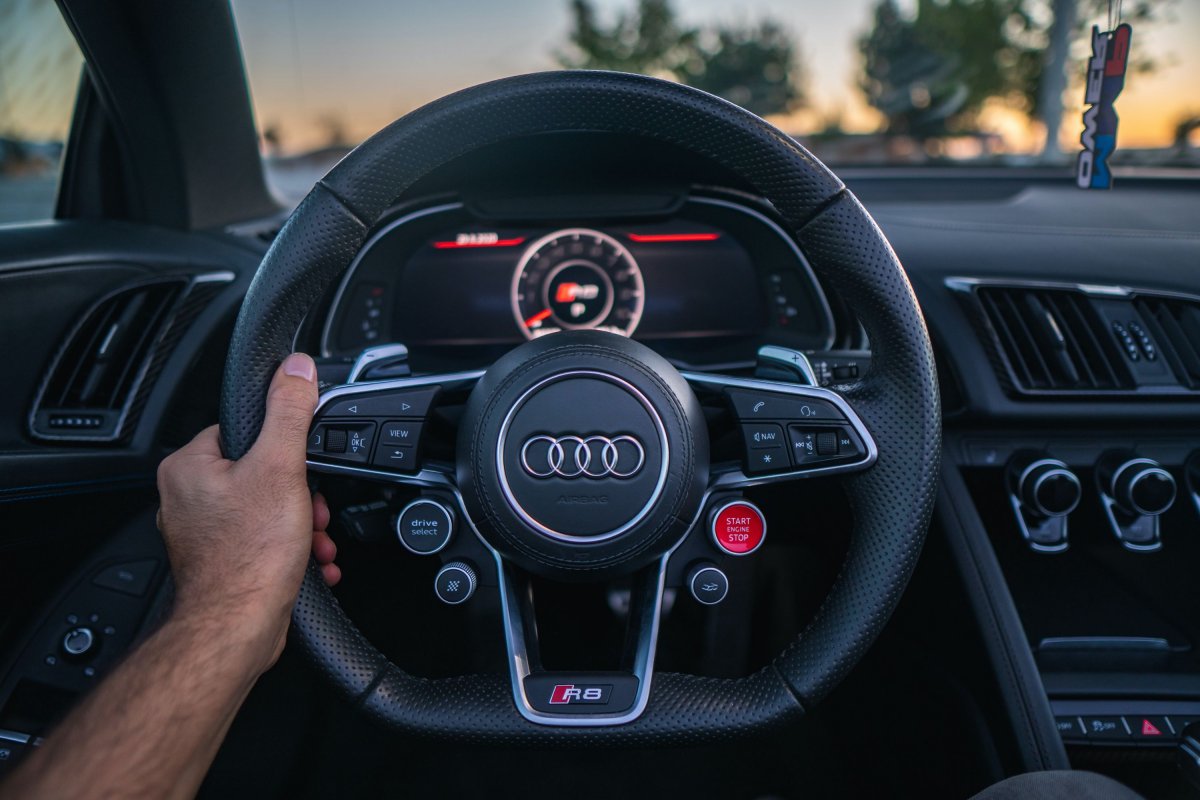 Девушка за рулем Ауди