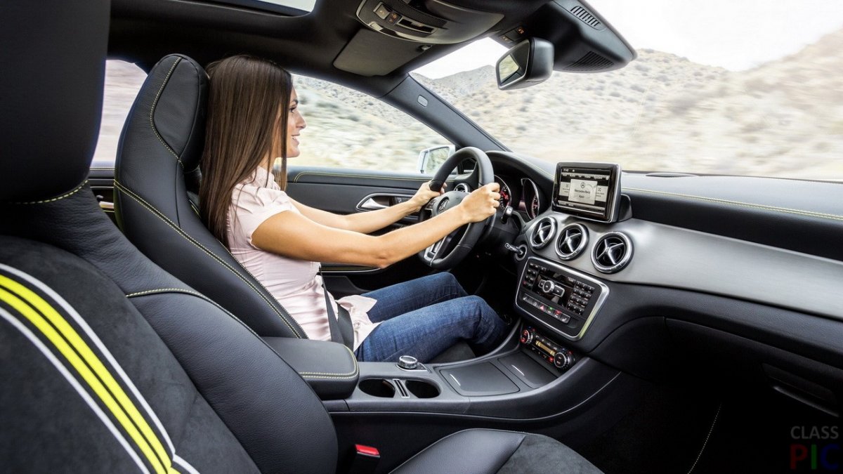 Девушка в машине