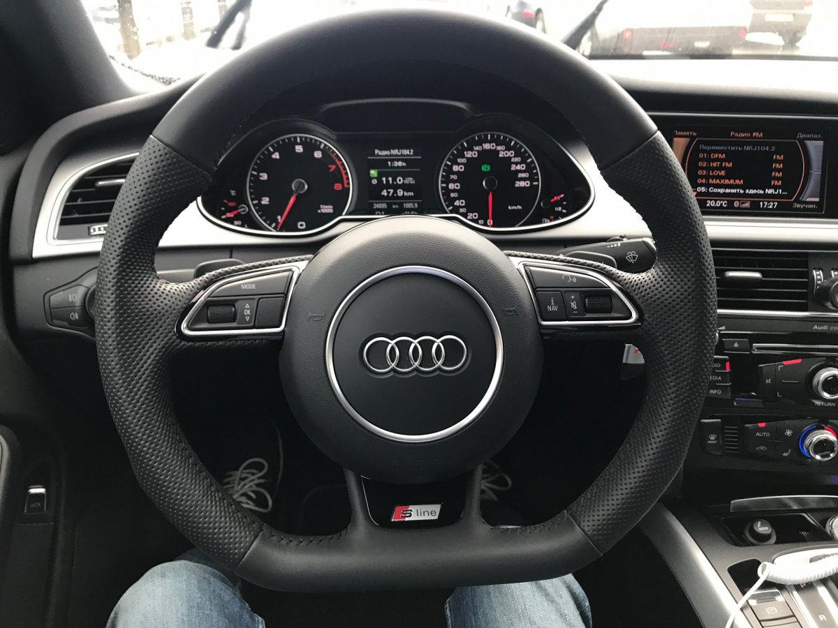 Парень за рулем ночью