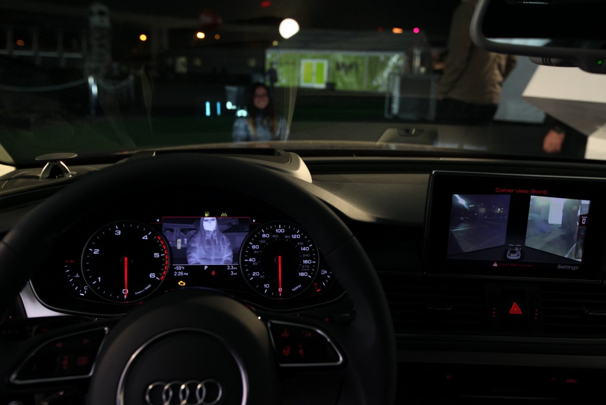 Девушка на фоне дорогой машины