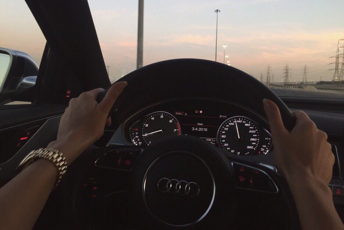 Девушка в машине за рулем