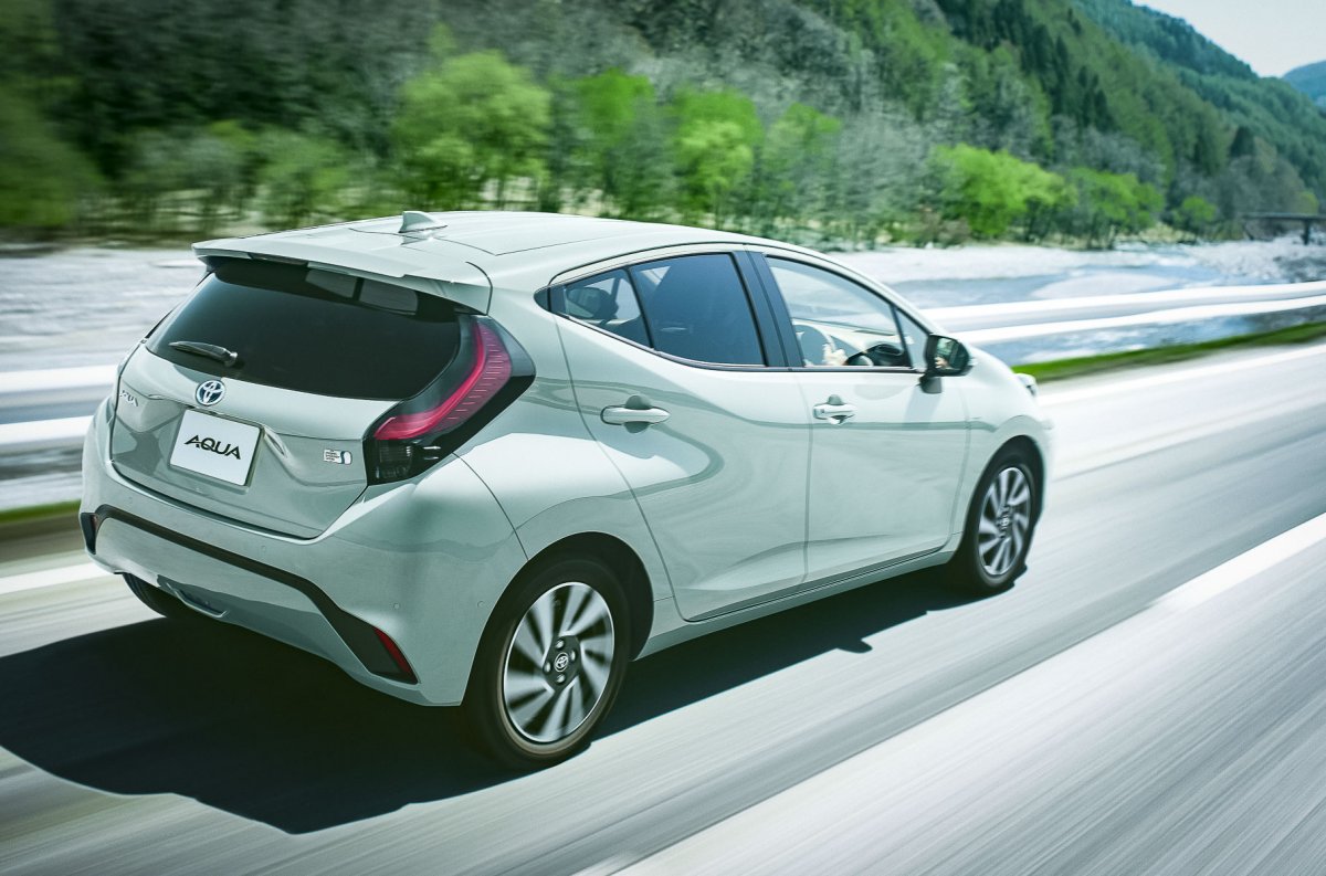 Тойота Приус желтый 2017